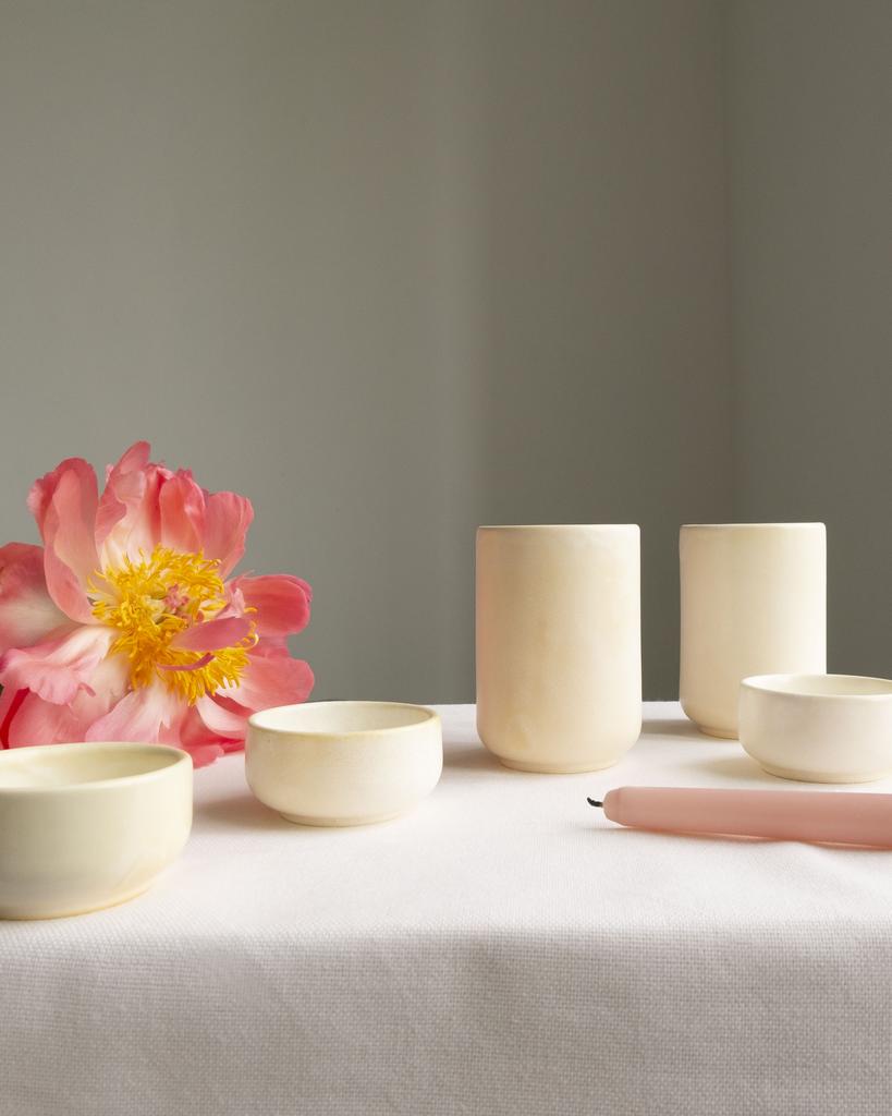 стаканы и соусники в сливочном цвете