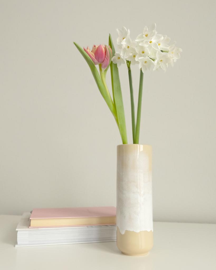 Ваза нежно-бежевого цвета