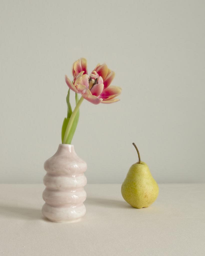 нежная миниатюрная ваза для одного цветка