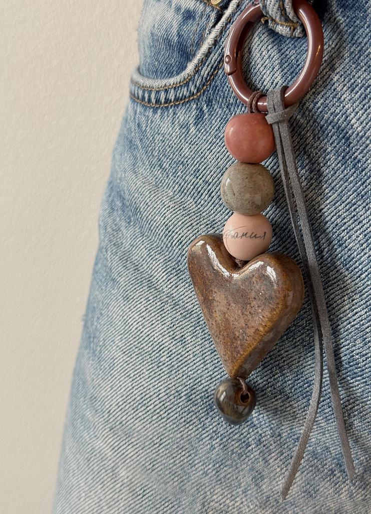 Обвес из керамических бусин и замшевого шнура с крупной бусиной в виде сердца на сумку, рюкзак, джинсы.