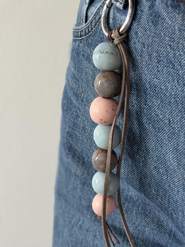 брелок из керамических бусин