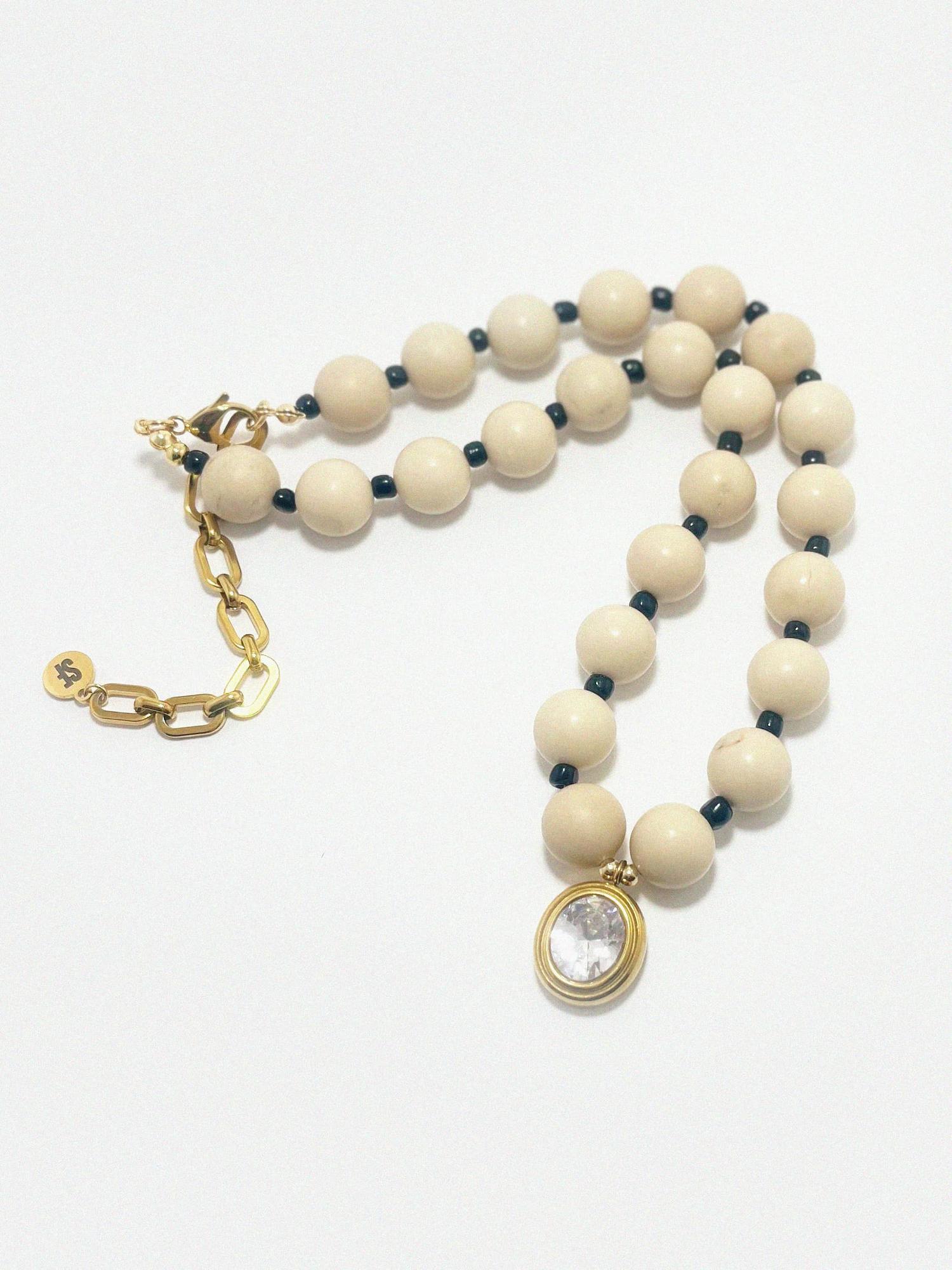 Колье из яшмы с кулоном