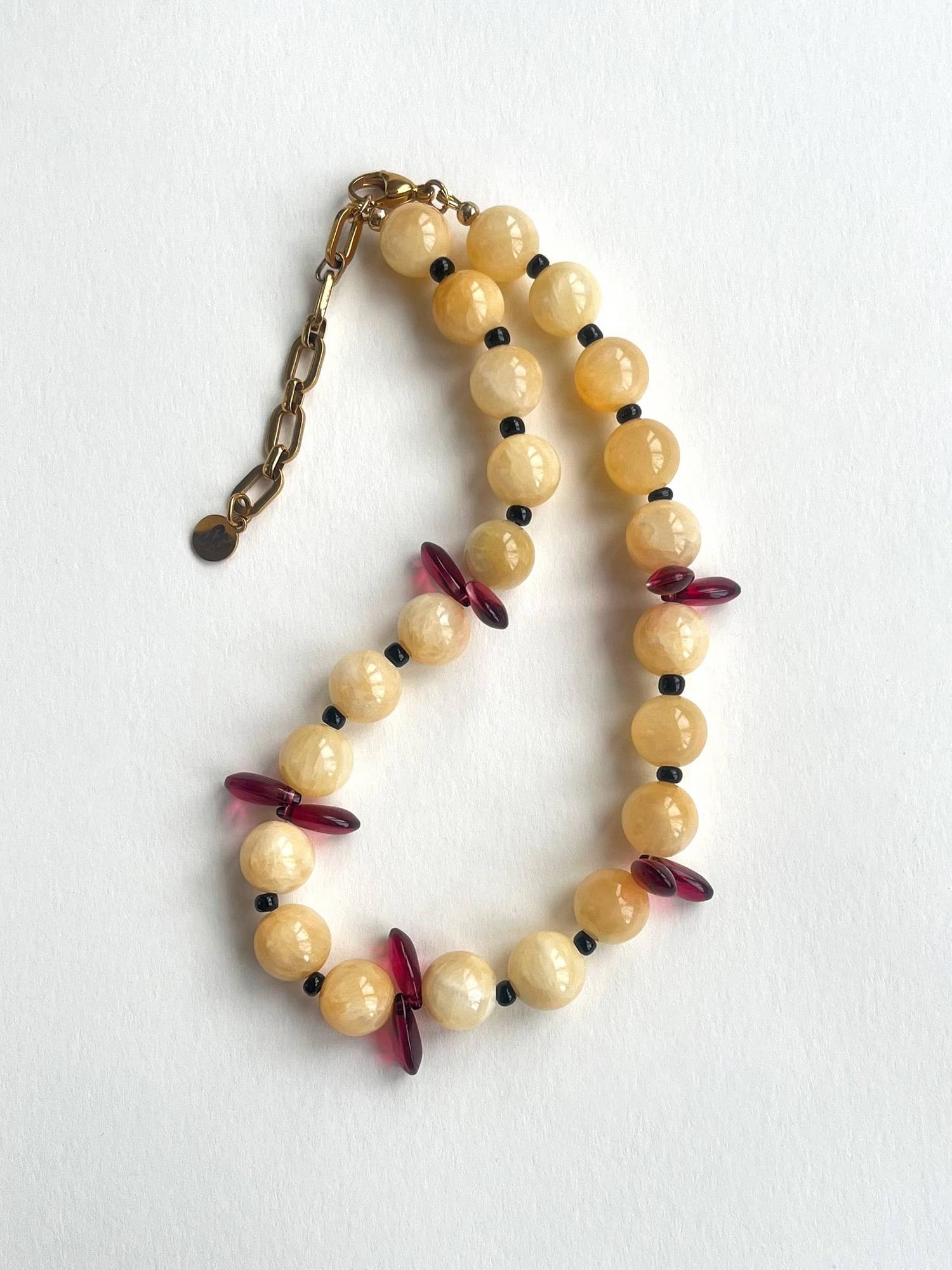 Колье из медового нефрита с лепестками