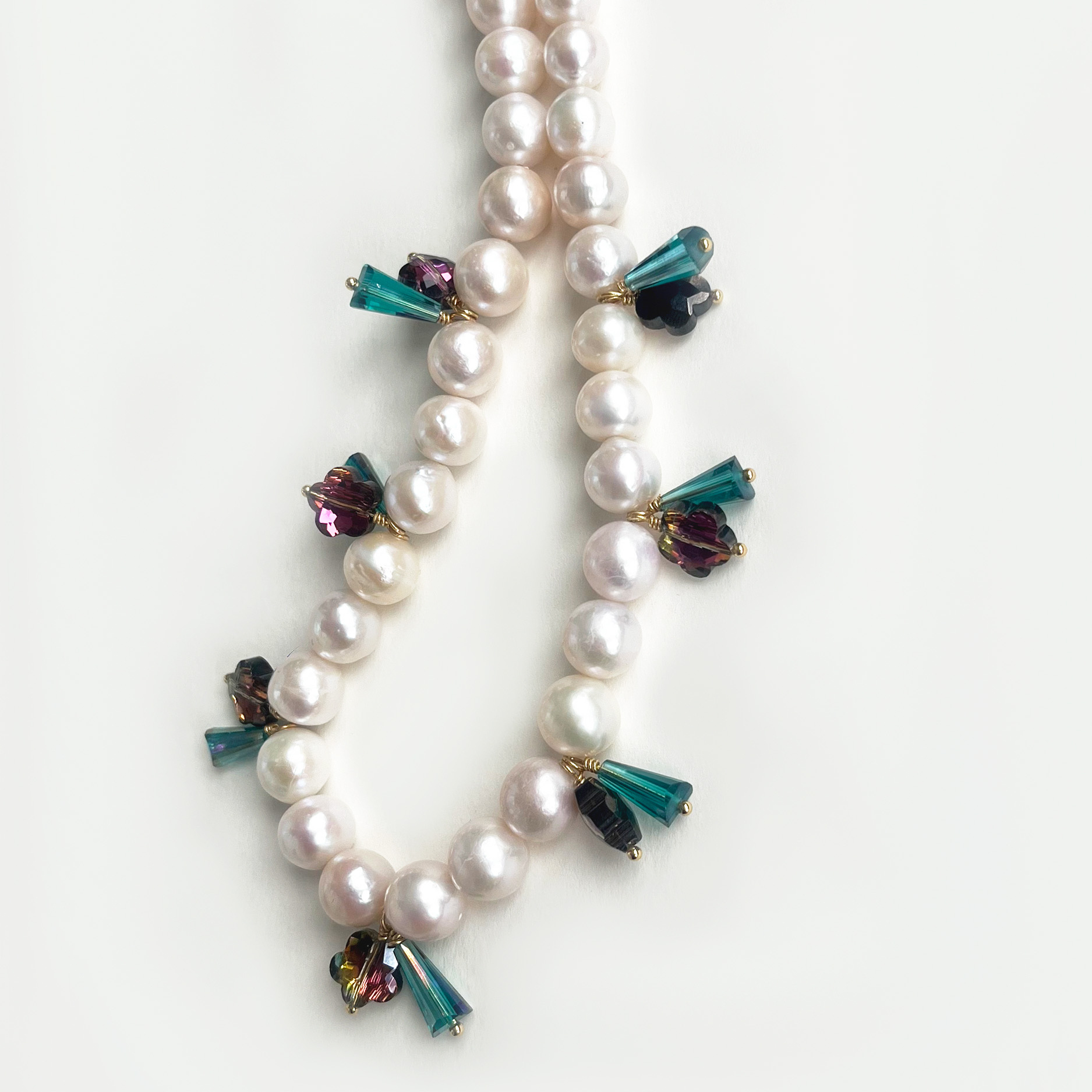 Жемчужные бусы с фиалками