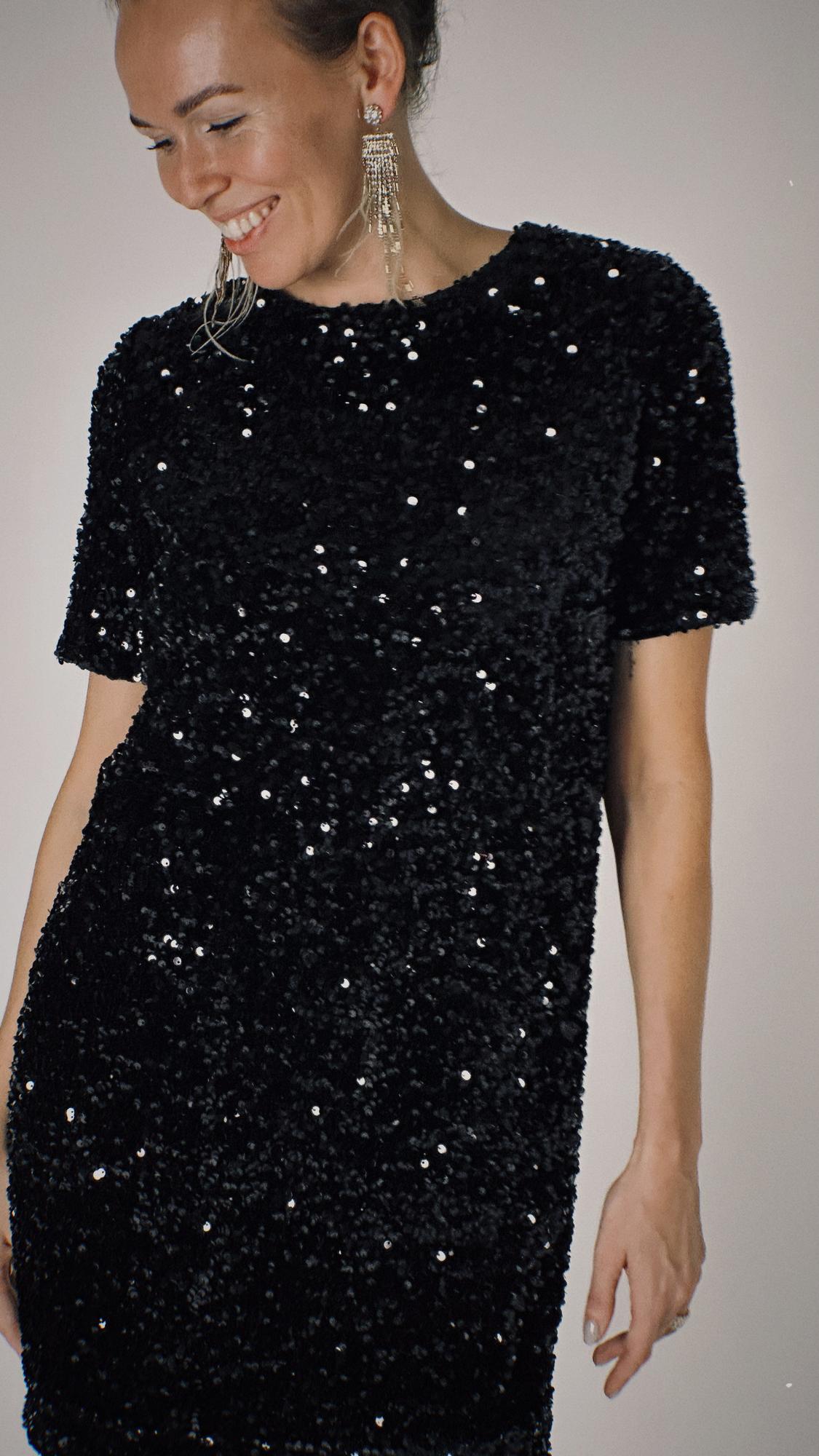 Платье из пайеток черное