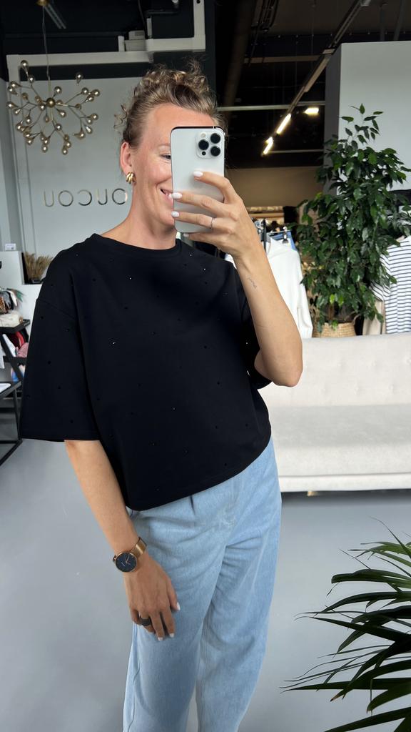 Футболка со стразами черная