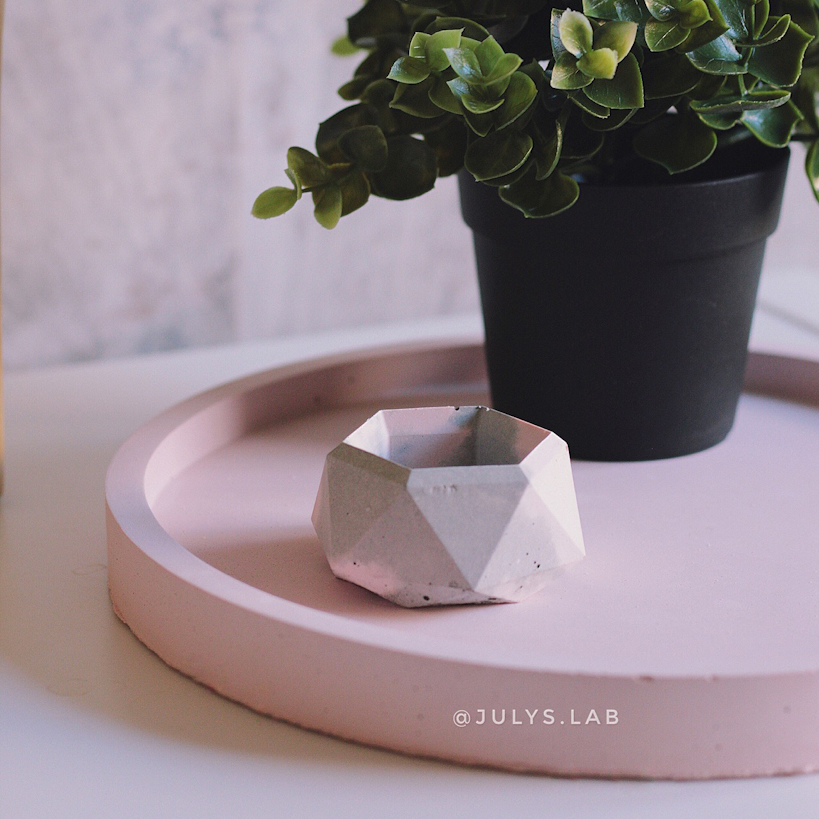 Поднос из розового бетона