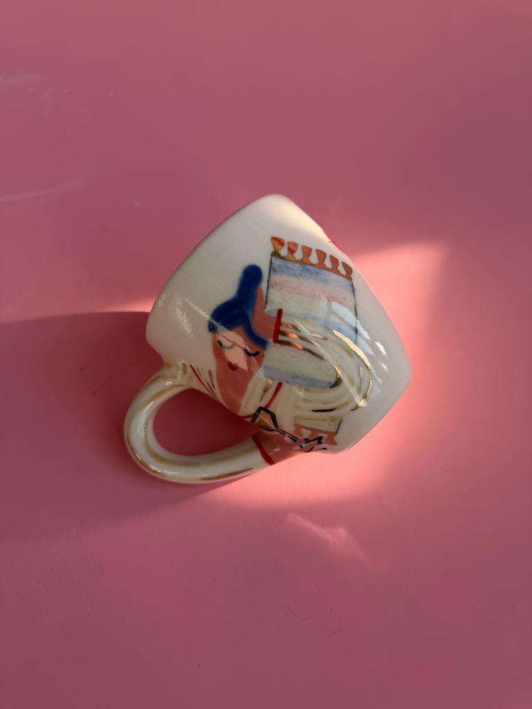 Женщина в желтой полосатой пижаме