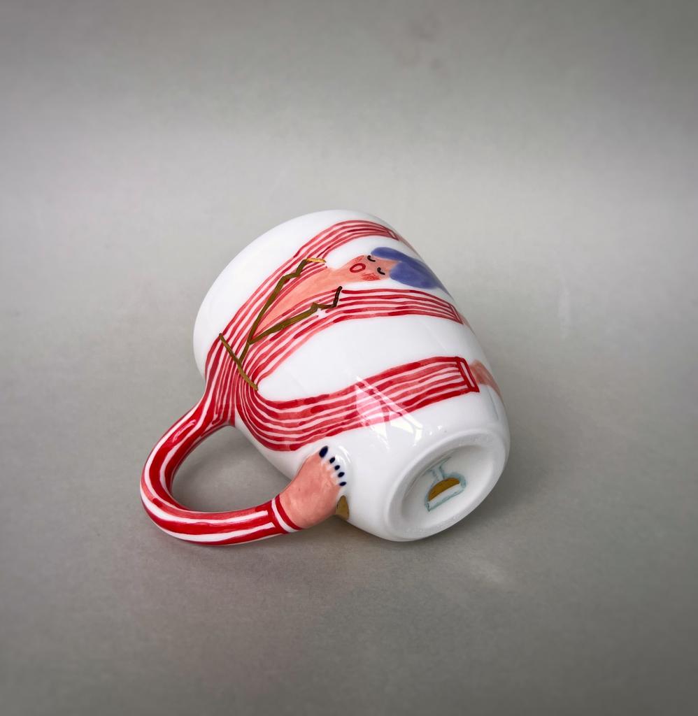 Женщина в красной полосатой пижаме