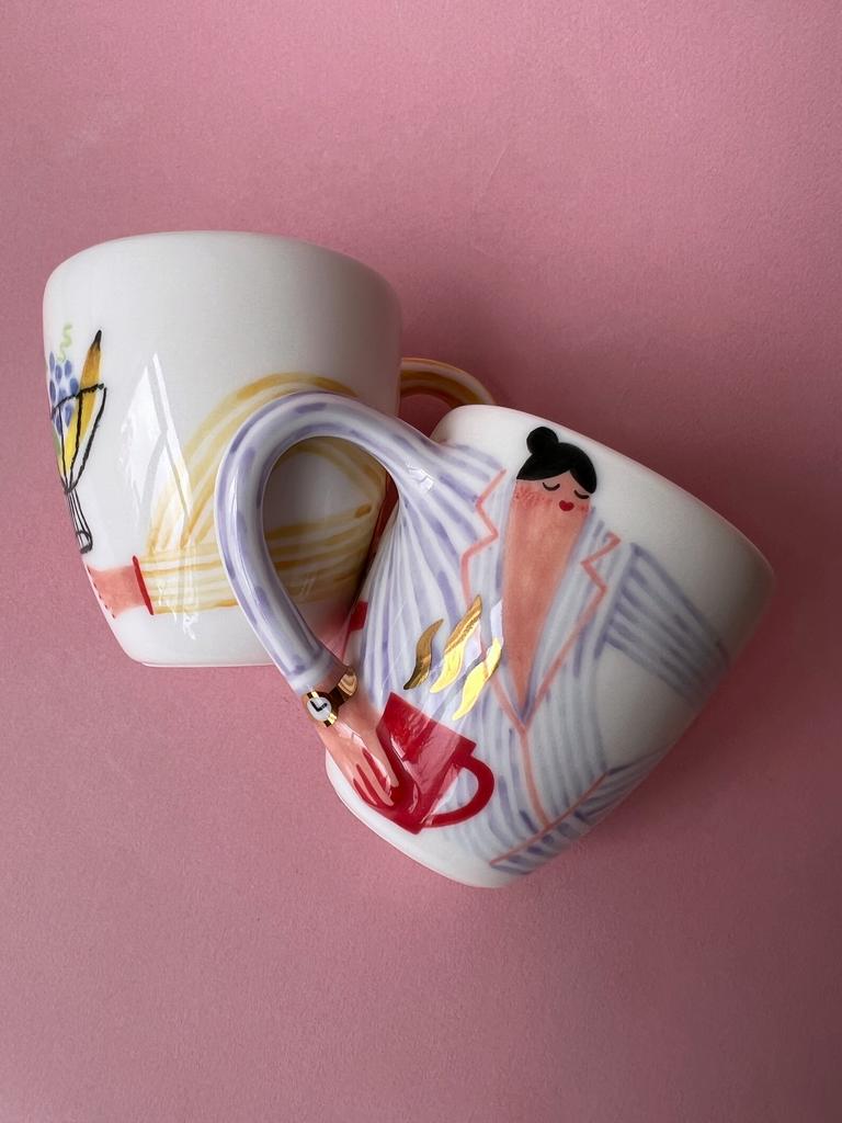 Женщина в лиловой полосатой пижаме