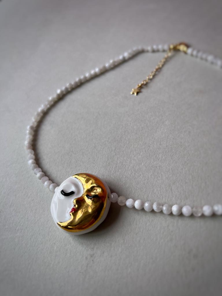 Чокер из лунного камня с двусторонним медальоном