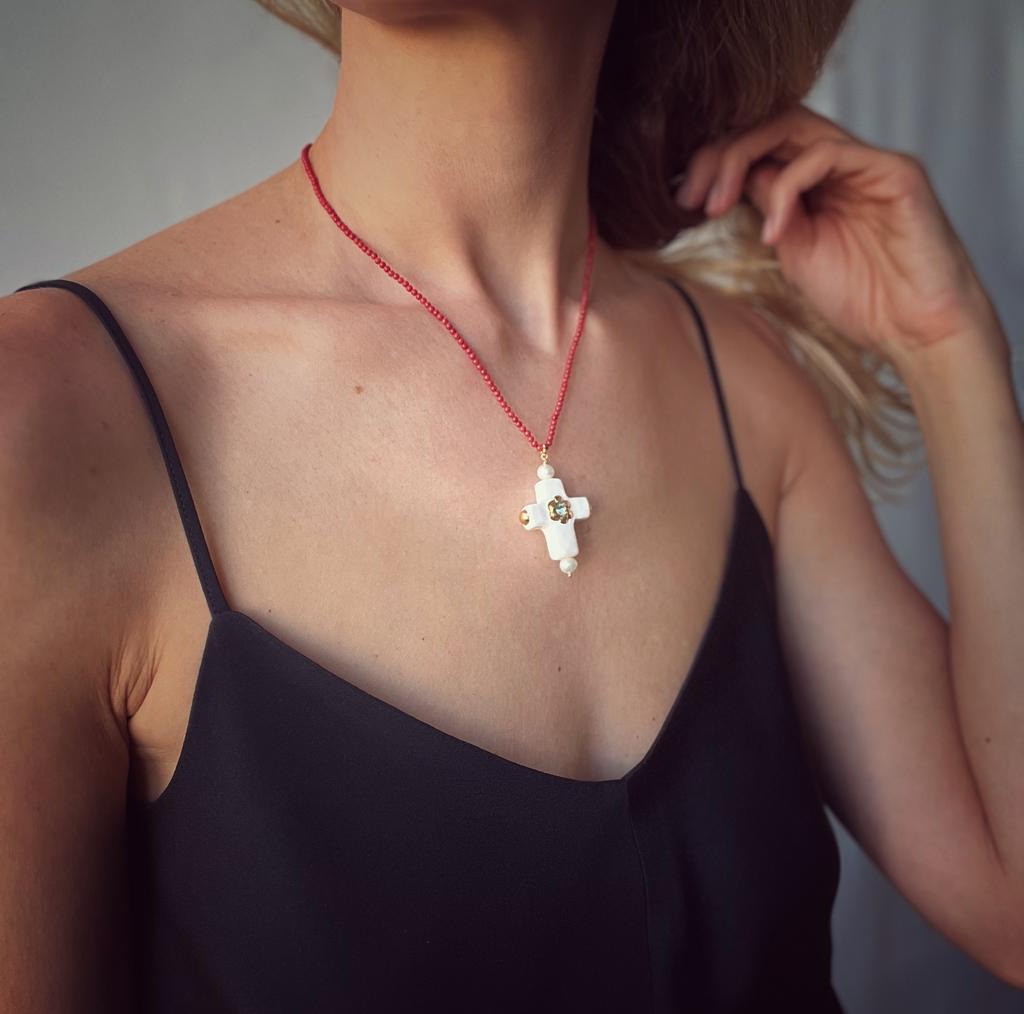 Фарфоровый крестик на коралловом чокере