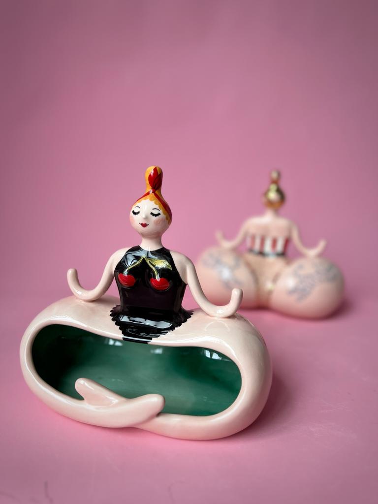 Хранительница с вишенками