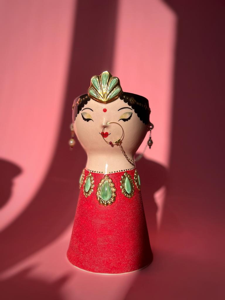 Ваза индианка в рубиновом платье