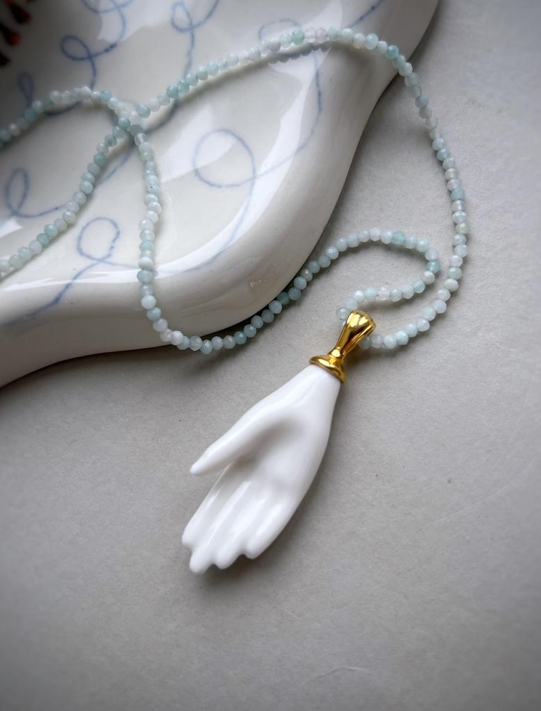 Ладошка на чокере из натуральных камней