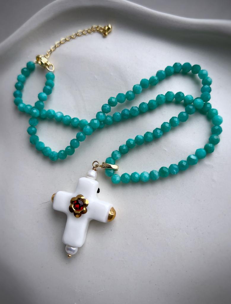 Фарфоровый крестик на чокере из амазонита