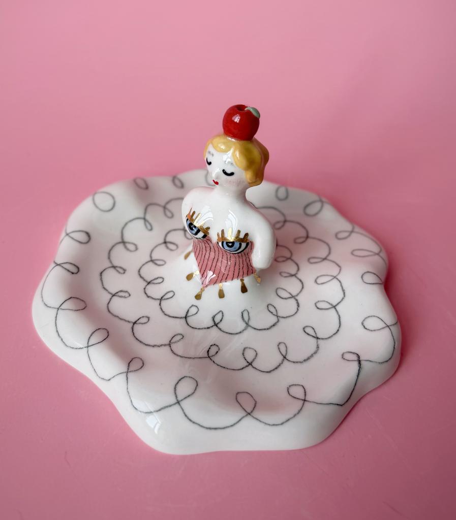 Девушка метателя ножей - тарелочка для украшений