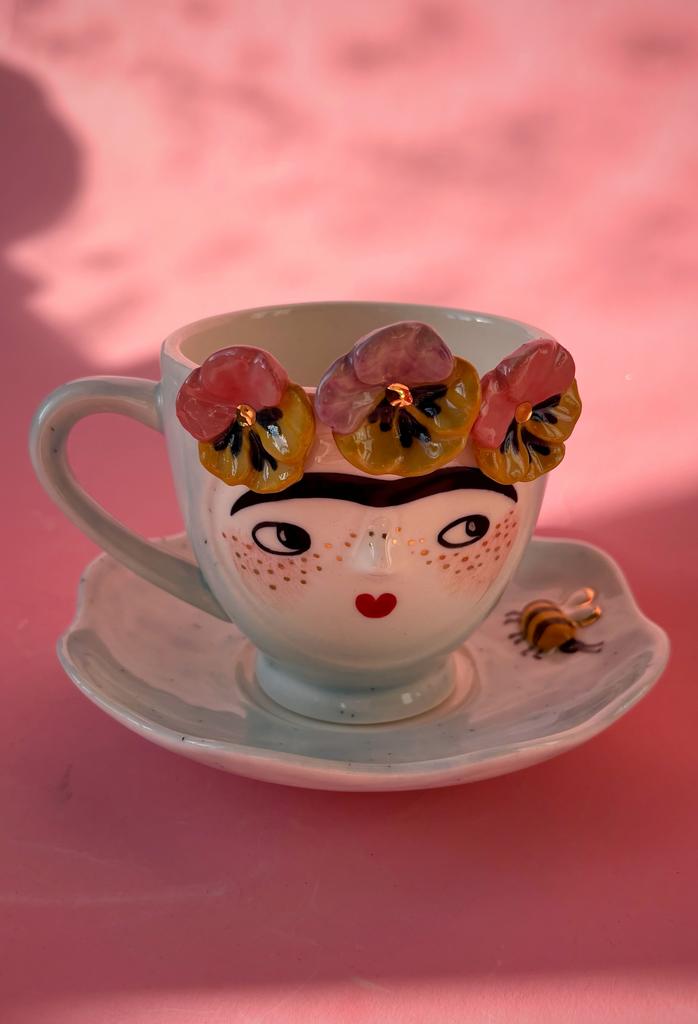 Чашка с блюдцем c пчелкой