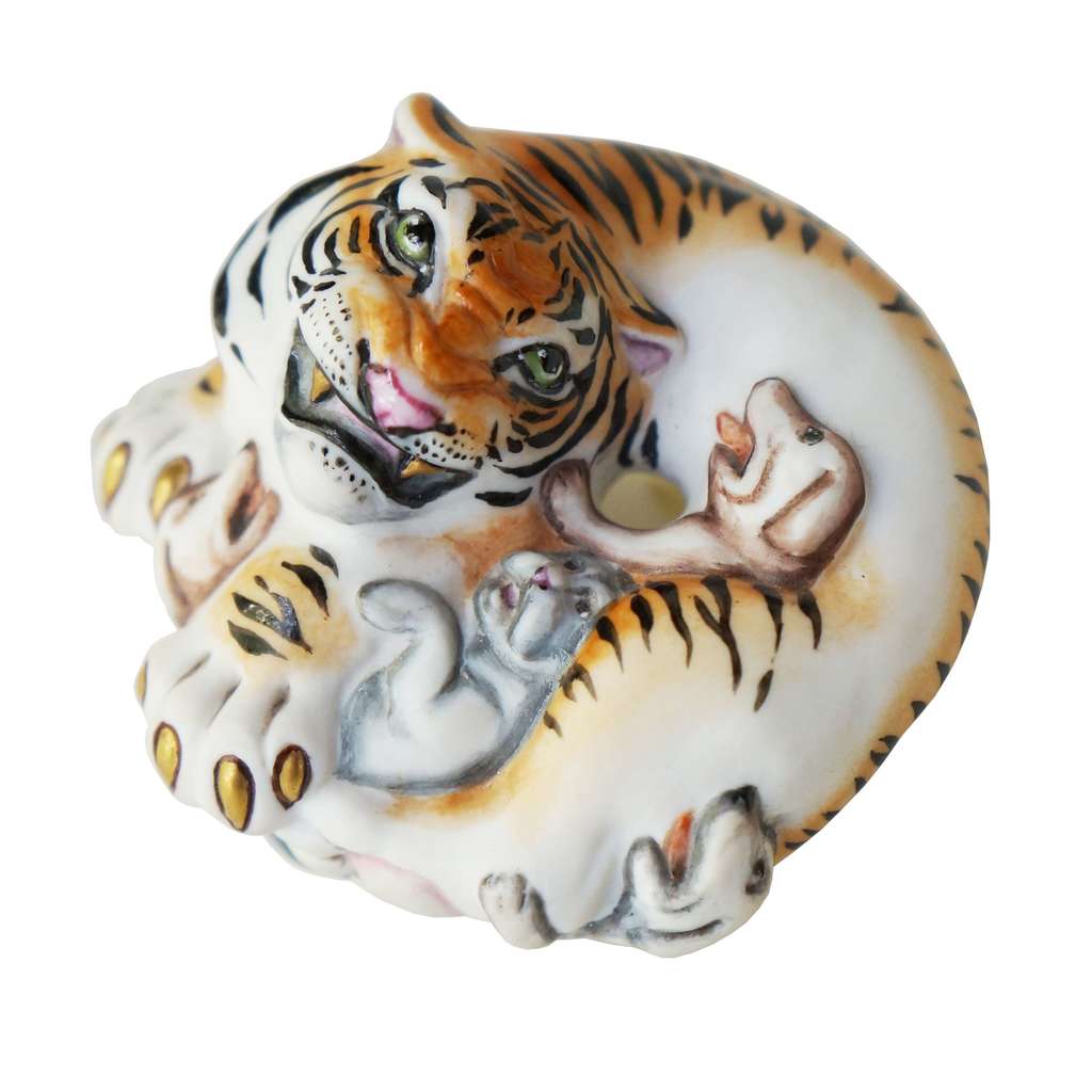 Декорированная скульптура "Тигр на охоте"