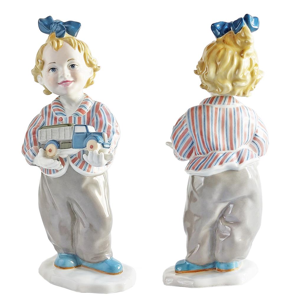 Скульптура "Девочка с машинкой”. Декорированная.