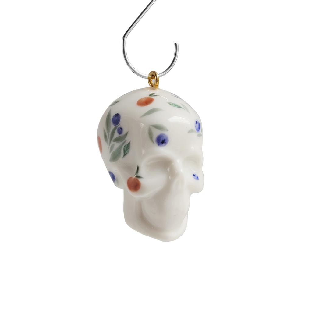 Кулон "Череп" с ягодами