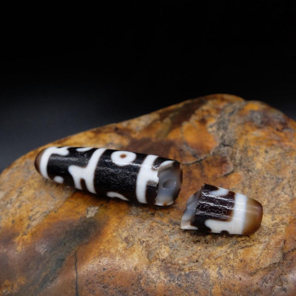 Бусина дзи 3 глаза и шапка падмасабхавы №17