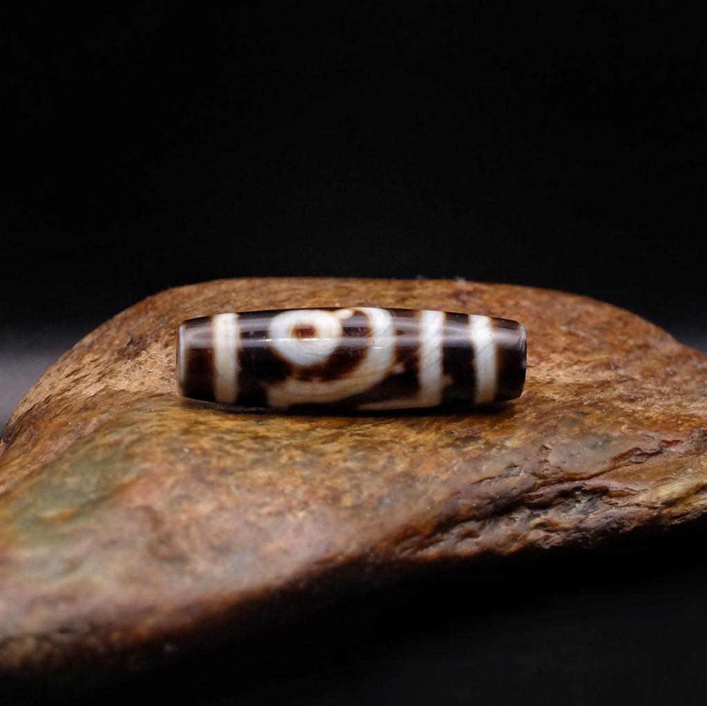 Бусина дзи 2 глаза №67