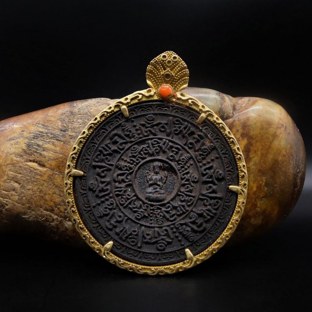 Шаманское зеркало с мантрой