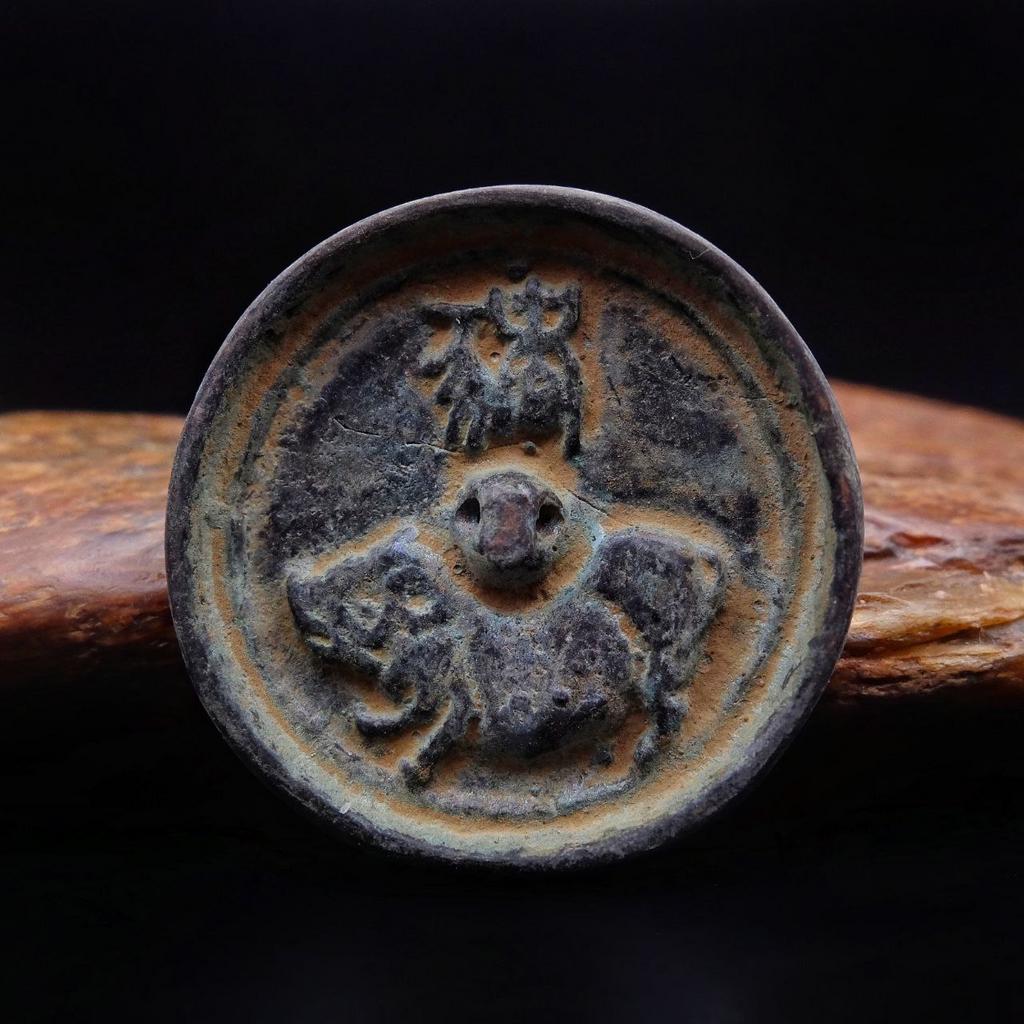 Шаманское зеркало с символом года (Кабан)