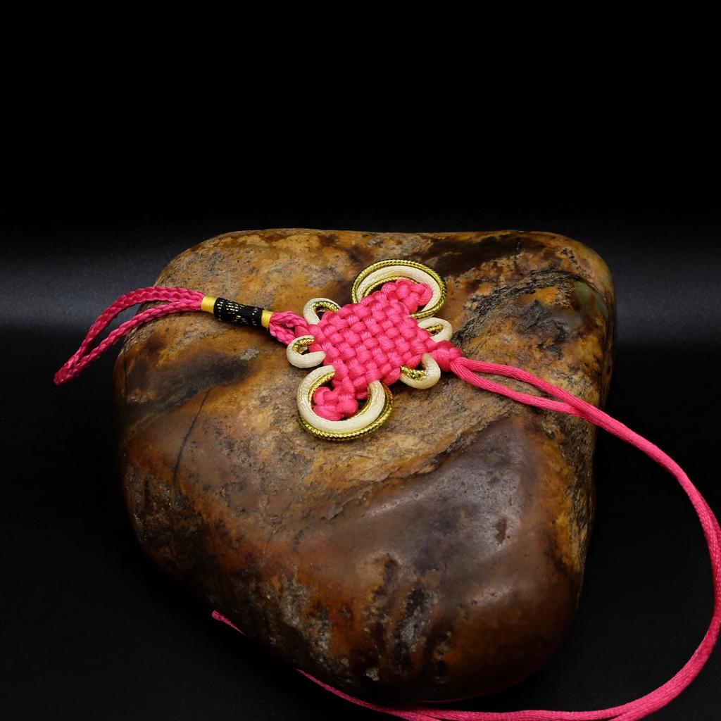 Бесконечный узел счастья ярко-розовый