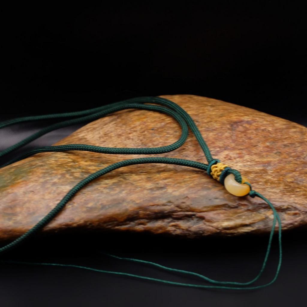 Шнурок с нефритом зелёный