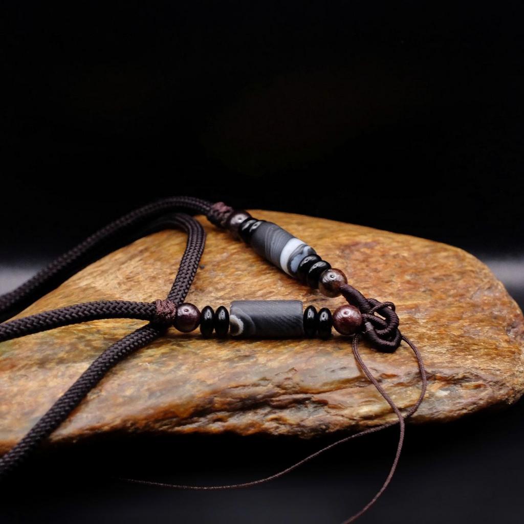 Шнурок с агатовыми бусинами