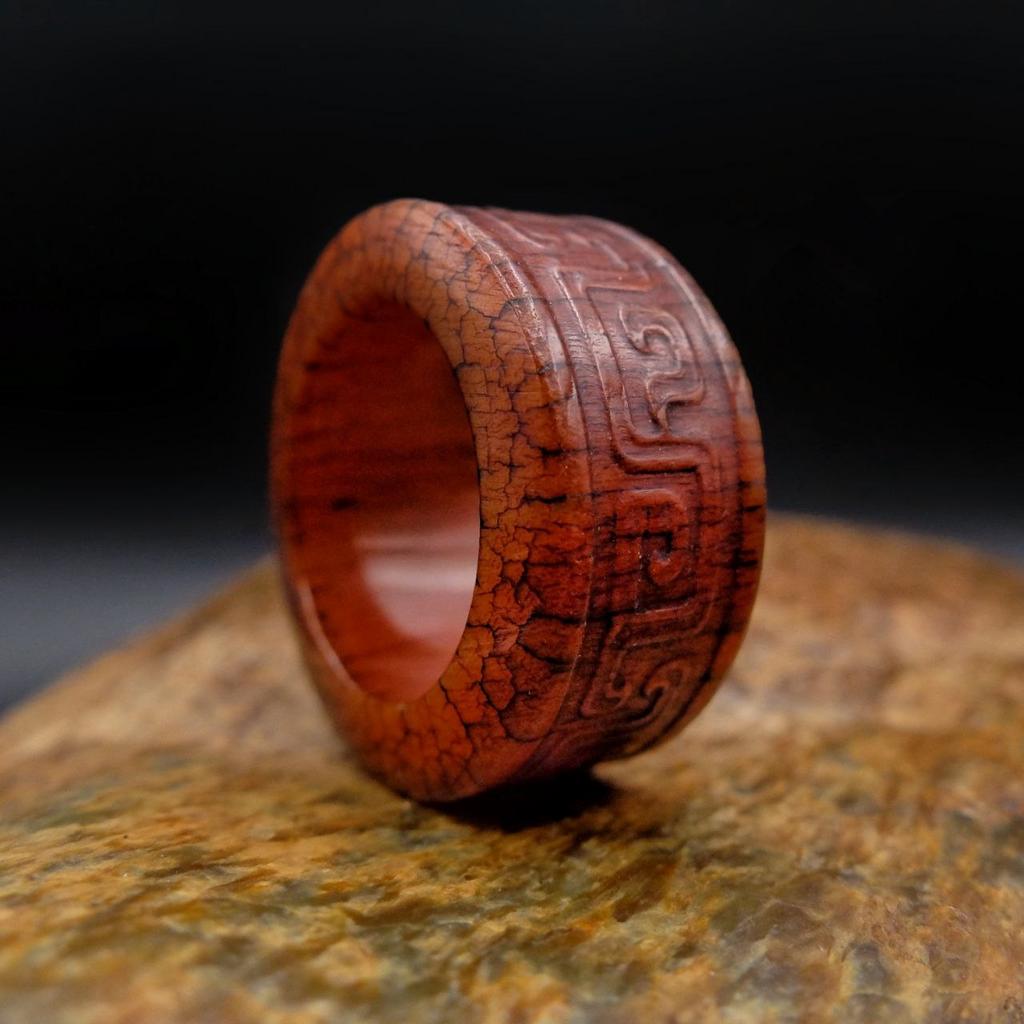 Махака из кости яка с резьбой