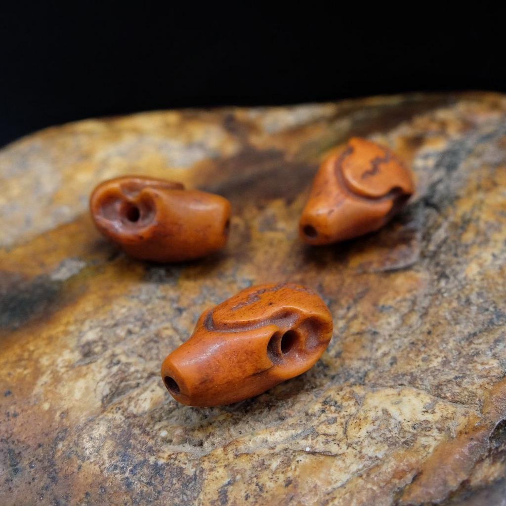 Гуру-бусина из кости яка в виде капалы