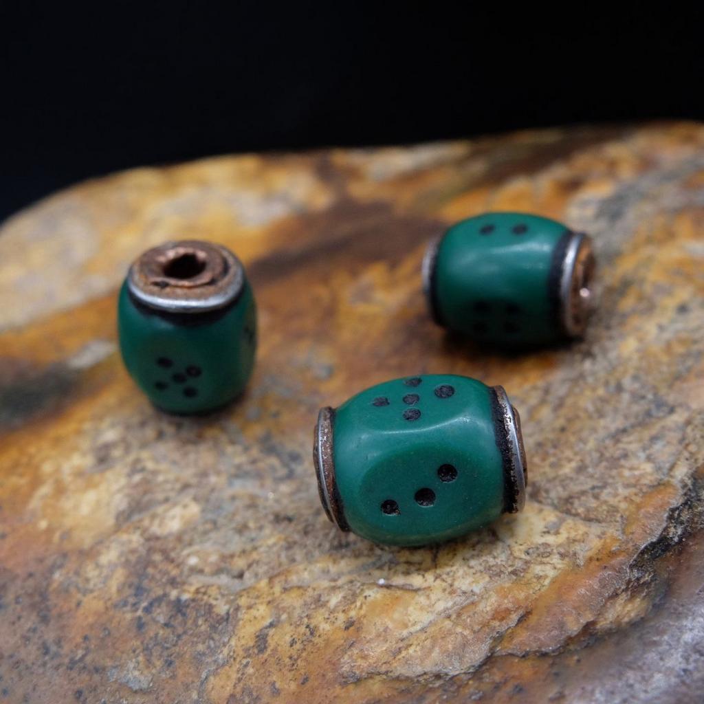 Бусина игральные кубик зелёный с металлическим основанием