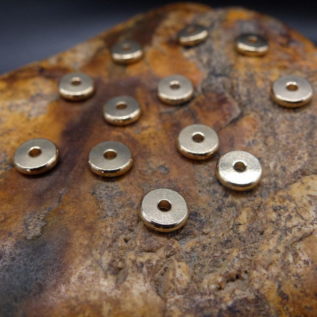 Плоская бусина из латуни средняя