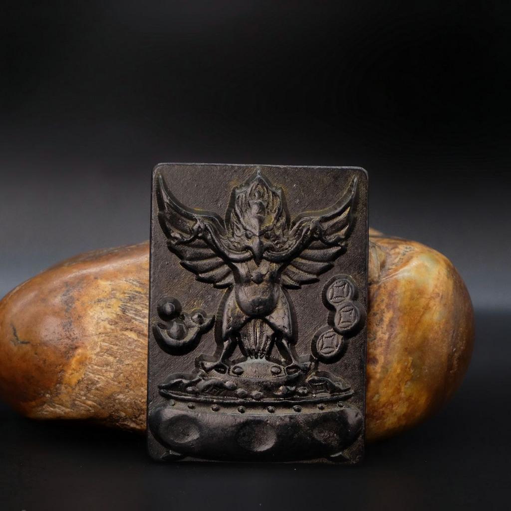 Каменная плашка Гаруда на вазе богатства