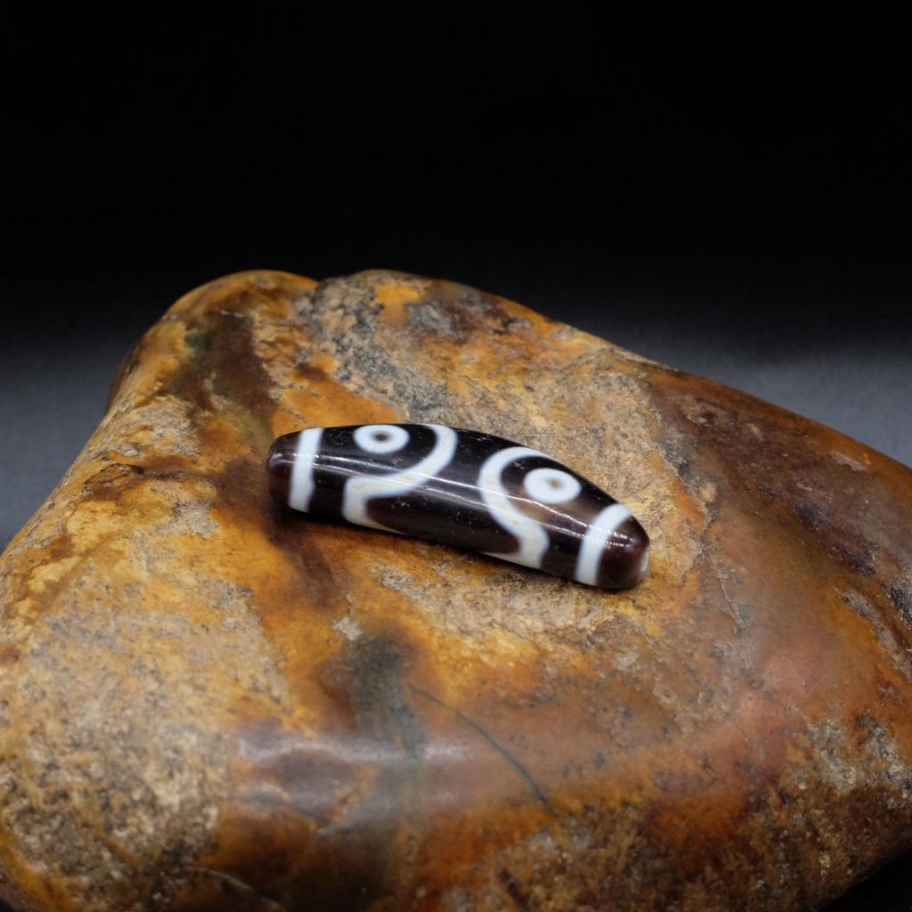 Бусина Дзи 4 глаза в форме полумесяца N°4