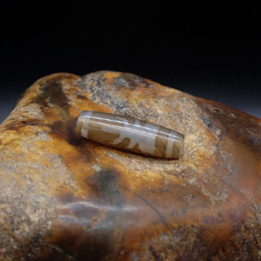 Бусина Дзи Четырехрукий Авалокитешвара и земля N°2