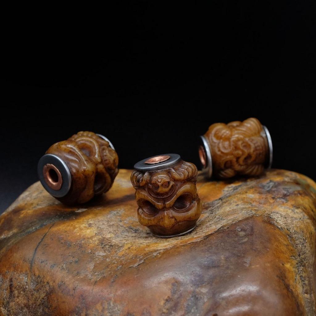 Бусина из кости яка "Гаруда" с металлическим основанием