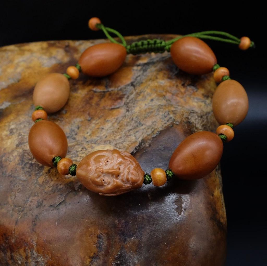 Браслет из косточки оливы с изображением архата N°1