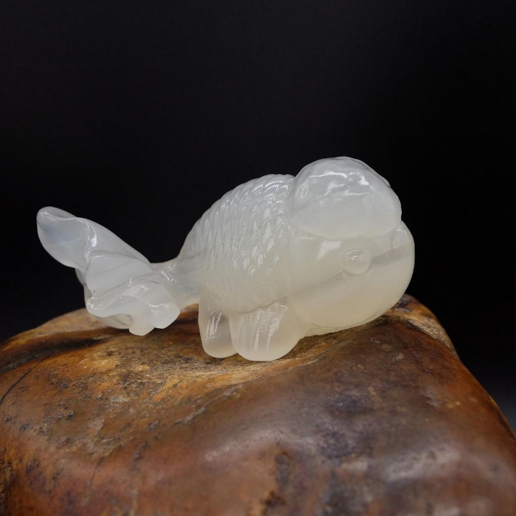 Фигурка для ношения в руке Золотая Рыбка из юннаньского халцедона