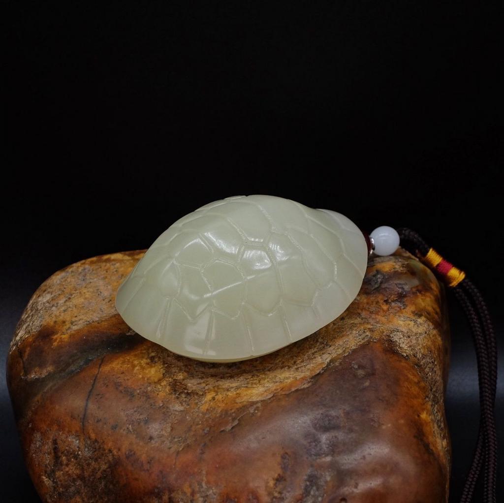 Фигурка для ношения в руке Панцирь Черепахи из юннаньского халцедона