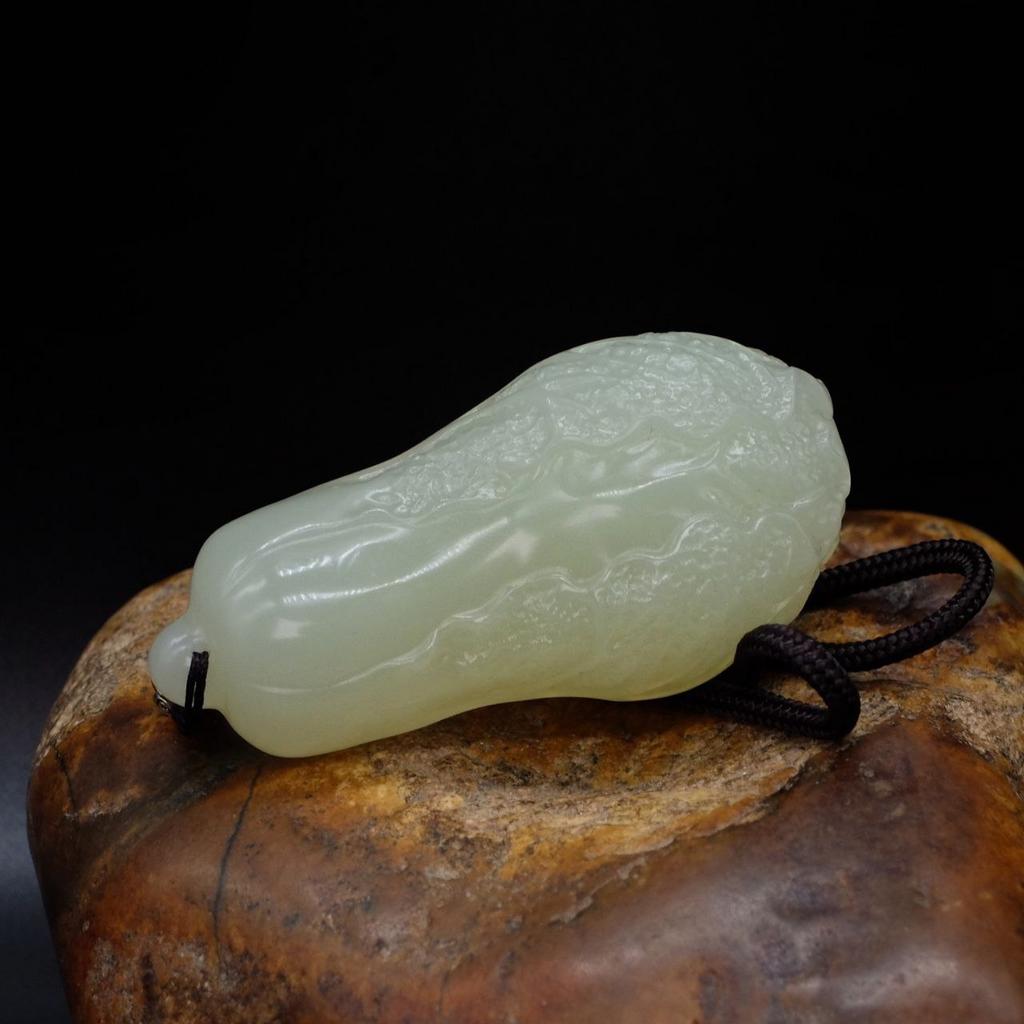 Фигурка для ношения в руке Пекинская Капуста из юннаньского халцедона