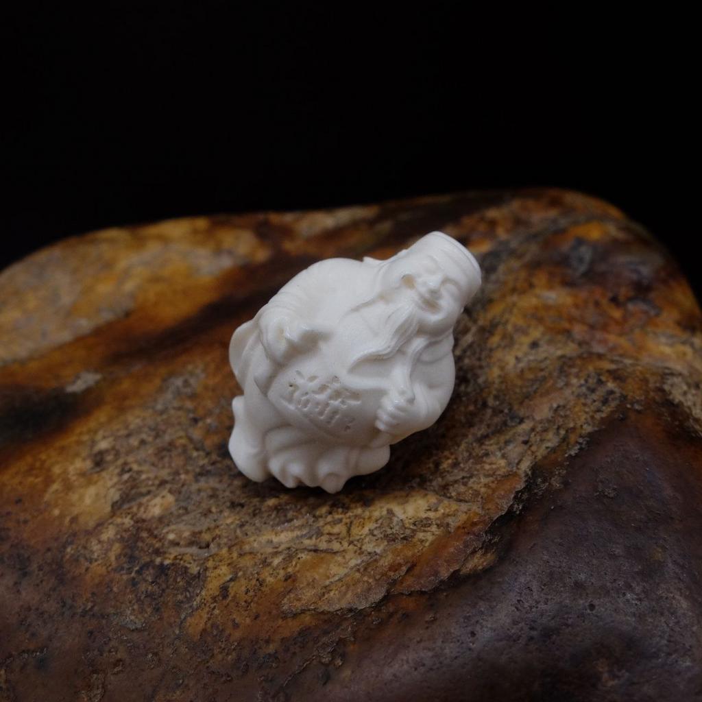 Бусина из рога лося Бог Богатства