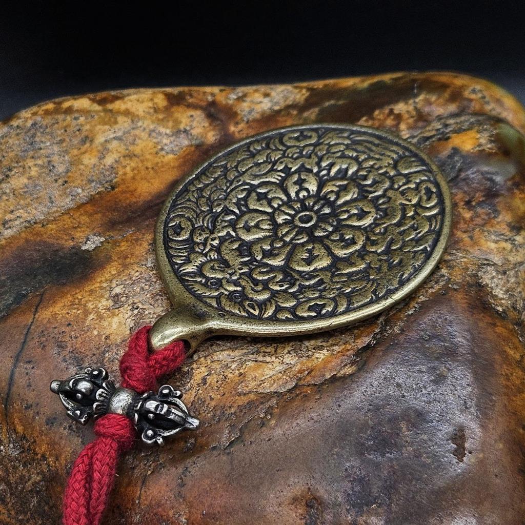 Мелонг с изображением лотоса и ваджрой из бронзы