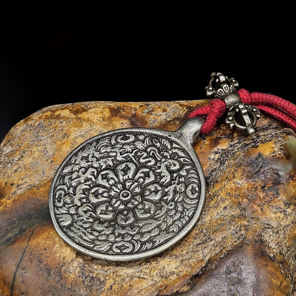 Мелонг с изображением лотоса и ваджрой из белой бронзы