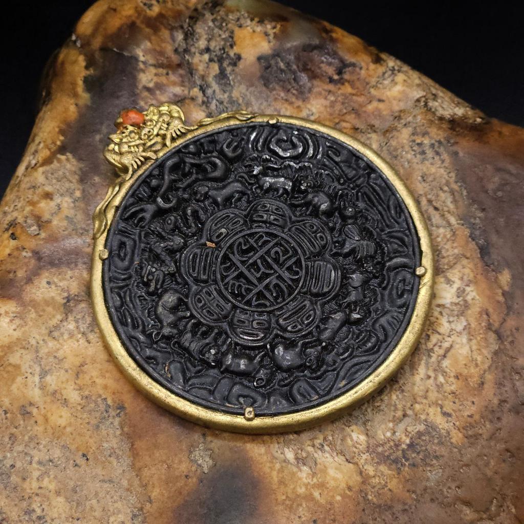 Шаманское зеркало с календарем и защитником