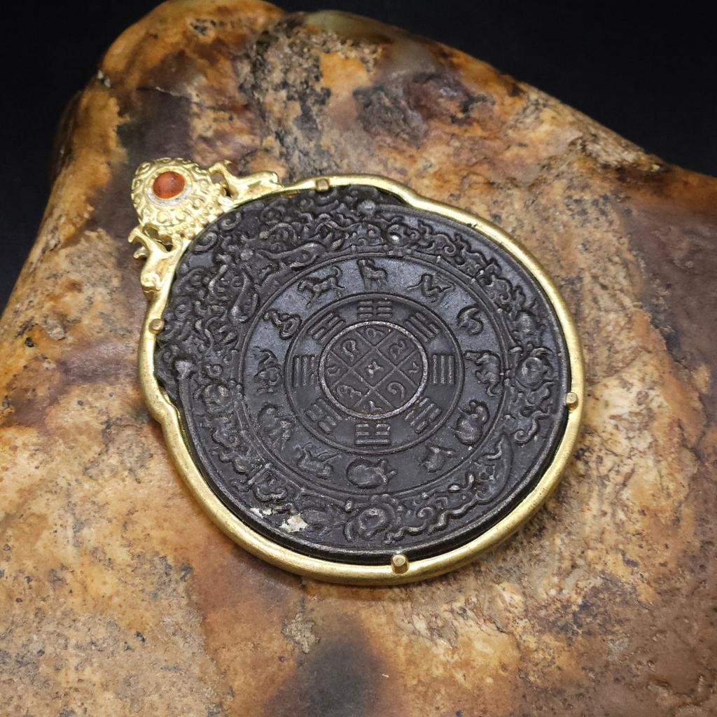 Шаманское зеркало с оленями и календарем