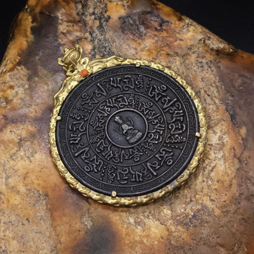 Шаманское зеркало с Авалокитешварой и ракушкой